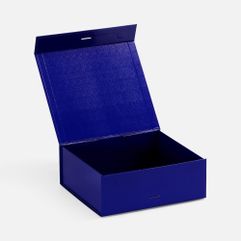 Коробка из переплетного картона с лайнером, ламинированым полуглянцевой текстурной пленкой устойчив к царапинам. Крышка на двух магнитах дополнительно...