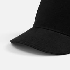 Обновленная модель популярной классической бейсболки с 5 клиньями без лобового шва. Бейсболка выполнена из плотного хлопка. Козырек-сэндвичОбшивные...