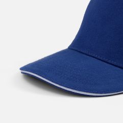 Обновленная модель популярной классической бейсболки с 5 клиньями без лобового шва. Бейсболка выполнена из плотного хлопка. Козырек-сэндвичОбшивные...