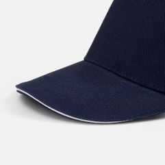 Обновленная модель популярной классической бейсболки с 5 клиньями без лобового шва. Бейсболка выполнена из плотного хлопка. Козырек-сэндвичОбшивные...