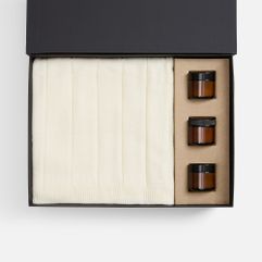 Набор Aromagia — готовое решение для укрепления деловых отношений с самым теплым посылом. Мягкий плед и три изысканных аромасвечи подарят атмосферу...