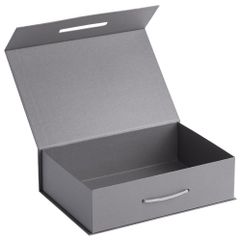 Коробка выполнена из переплетного картона, кашированного дизайнерской бумагой Curious Metallics, с крышкой на магните. Выдерживает вес до 2,5 кг.