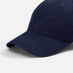 Бейсболка Denimate с 6 клиньями с лобовым швом. Бейсболка выполнена из плотной джинсы.  6 обшивных люверсов для лучшей вентиляции Регулируемая...