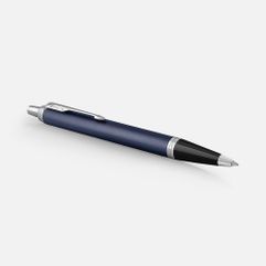 Шариковая ручка Parker IM Core Matte Blue CT выполненна из латуни и покрыта темно-синим лаком. Хромированные элементы из нержавеющей стали.  Механизм...