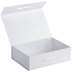 Коробка выполнена из переплетного картона, кашированного дизайнерской бумагой Majestic 