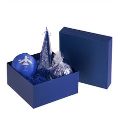 Изготовлена из переплетного картона 1,5 мм, кашированного дизайнерской бумагой Majestic Satin Blue 120 г/м². Внутренний размер коробки: 17,7х17,8х7,9...