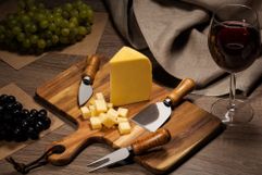 В наборе 4 предмета:  разделочная доска; вилка для сыра; нож-лопатка для мягкого сыра; листовидный нож для сыра твердых сортов.  Лезвия ножей...