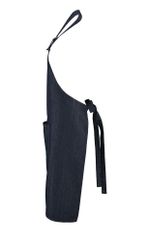 Стильный фартук из сырого денима с большими карманами спереди и регулируемой лямкой.