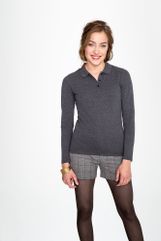 Вариант рубашки поло PERFECT WOMEN с длинным рукавом. Воротник и манжеты выполнены резинкой 1x1. Планка с тремя пуговицами в тон. Укрепляющая тесьма...