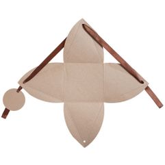 Изготовлена из дизайнерского картона Schoellershammer 290 г/м². В комплекте лента и бирка для нанесения логотипа или для написания пожеланий от руки....