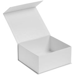 Коробка из переплетного картона, кашированного дизайнерской бумагой Majestic. На крышке выполнено тиснение голографической фольгой.