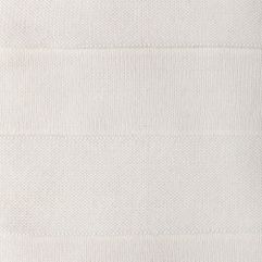 Минималистичный плед фактурной вязки из меланжевой пряжи. Плед перевязан декоративной вязаной лентой.