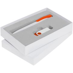 В набор входят: флешка Twist Color, оранжевая с белым, 16 Гб; ручка шариковая Pin, белая с оранжевым.Набор упакован в подарочную коробку.Срок сборки...