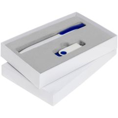В набор входят:  флешка Twist Color, синяя с белым, 16 Гб; ручка шариковая Pin, белая с синим.  Набор упакован в подарочную коробку. Срок сборки...