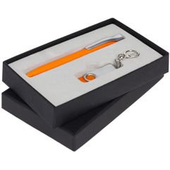 В набор входят: флешка Twist, оранжевая, 8 Гб; ручка шариковая Pin Soft Touch, оранжевая.Набор упакован в подарочную коробку.Срок сборки набора — от 3...
