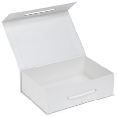 Коробка выполнена из переплетного картона, кашированного дизайнерской бумагой Majestic.