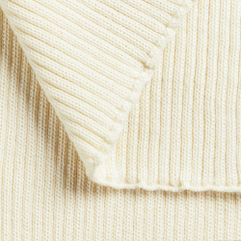 Шарфа Stout — это классической мужской шарф, который легко впишется и в модный женский гардероб. Однослойный шарф, выполненный резинкой 2x2. В...