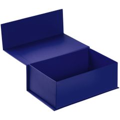 Коробка выполнена из переплетного картона, кашированного дизайнерской бумагой Curious skin.
