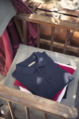Приталенная женская рубашка поло с пуговицами тон в тон и боковыми разрезами по бокам. Ткань прошла предварительную усадку. 