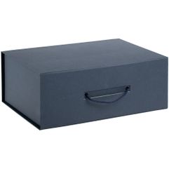 Коробка выполнена из переплетного картона, кашированного дизайнерской бумагой Efalin, с крышкой на магните. Выдерживает вес до 2,5 кг.