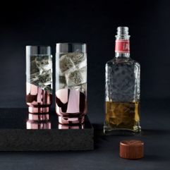 Изысканные дымчатые стаканы Raye с мягкими линиями.в наборе два стакана емкостью 400 мл;эффектное сочетание темного полупрозрачного хрусталя и...