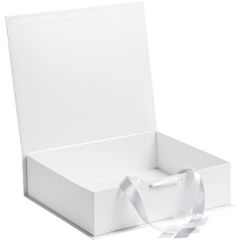 Коробка выполнена из переплетного картона, кашированного дизайнерской бумагой Majestic, с крышкой на ленте.