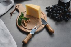 В наборе 3 предмета:  разделочная доска; вилка для сыра; листовидный нож для сыра твердых сортов.  Лезвия ножей выполнены из высококачественной...