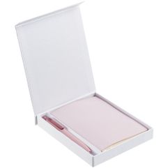 Коробка выполнена из переплетного картона, кашированного гладкой дизайнерской бумагой Majestic, с крышкой на магните. Внутренний размер коробки без...