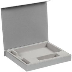 Коробка из переплетного картона, кашированного дизайнерской бумагой Majestic, с крышкой на магните и флокированным ложементом. Подходит для блокнота...