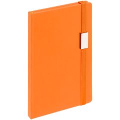 Блокнот в твердой обложке, выполнен из материала Soft Touch, оранжевый ОО, дополнен резинкой и ляссе в цвет обложки. <br/>Блок в линейку 297:Кол-во...