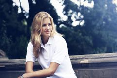 Приталенная рубашка-поло с пуговицами тон в тон и боковыми разрезами по низу изделия для лучшей посадки по фигуре. Ткань прошла предварительную...