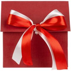 Коробка с крышкой на лентах выполнена в форме домика из переплетного картона, кашированного дизайнерской бумагой Сlassy Сovers Red.