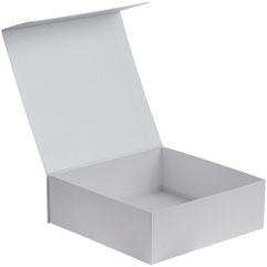Коробка изготовлена из переплетного картона 1,5 мм, кашированного дизайнерской бумагой Malmero. Крышка на магните.