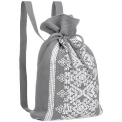 Вязаная сумка с изящным орнаментом подойдет как для упаковки новогодних подарков, так и для использования в качестве рюкзака.