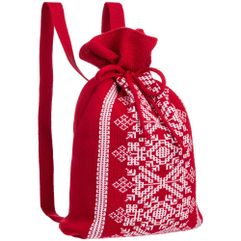 Вязаная сумка с изящным орнаментом подойдет как для упаковки новогодних подарков, так и для использования в качестве рюкзака.
