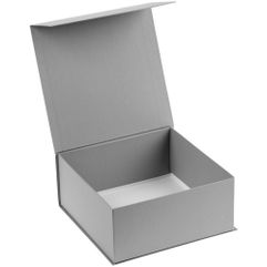 Коробка изготовлена из переплетного картона, кашированного дизайнерской бумагой Malmero, с крышкой на магните.