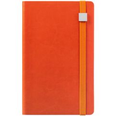 Ежедневник с гибкой обложкой, выполнен из материала Nebraska, оранжевый ОО, дополнен резинкой с металлическим шильдом и ляссе в цвет обложки....