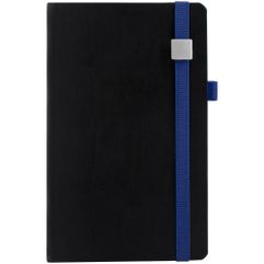 Ежедневник с полутвердой обложкой, выполнен из материала Replica, черный АА, дополнен синей резинкой с металлическим шильдом и ляссе. <br/>Блок...
