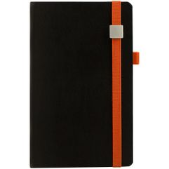 Ежедневник с полутвердой обложкой, выполнен из материала Replica, черный АА, дополнен оранжевой резинкой с металлическим шильдом и ляссе. <br/>Блок...