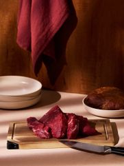 Шеф-нож и разделочная доска — универсальный набор для любой кухни: с помощью поварского ножа можно мелко нарубить зелень, быстро нарезать овощи или...