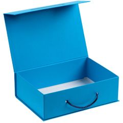 Коробка выполнена из переплетного картона, кашированного гладкой дизайнерской бумагой Malmero, с крышкой на магните.