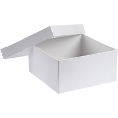 Коробка изготовлена из переплетного картона, кашированного дизайнерской бумагой Majestic.
