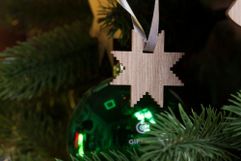 Подвеску можно использовать для украшения елки или комнаты, а также прикрепить на новогодний подарок в качестве бирки.