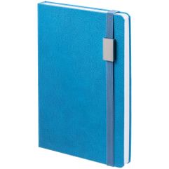 Зауженный ежедневник с прямоугольным металлическим шильдом на резинке. <br/>Ежедневник с твердой обложкой, выполнен из материала LaFite, голубой JJ,...