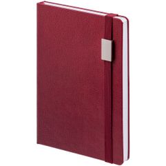 Зауженный ежедневник с прямоугольным металлическим шильдом на резинке. <br/>Ежедневник с твердой обложкой, выполнен из материала LaFite, красный РР,...