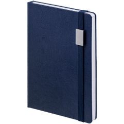 Зауженный ежедневник с прямоугольным металлическим шильдом на резинке. <br/>Ежедневник с твердой обложкой, выполнен из материала LaFite, синий НН,...