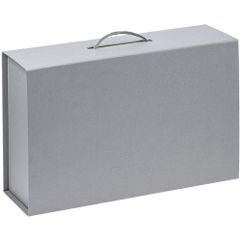 Коробка выполнена из переплетного картона, кашированного гладкой дизайнерской бумагой Malmero, с крышкой на магнитах.