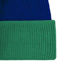 Двуслойная шапка фактурной вязки с контрастным подворотом и помпоном. Поставляется в пакете с липким краем.