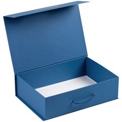 Коробка выполнена из переплетного картона, кашированного дизайнерской бумагой Malmero, с крышкой на магните. Выдерживает вес до 4 кг.