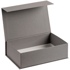 Коробка выполнена из переплетного картона, кашированного дизайнерской бумагой Malmero. На крышке выполнено тиснение голографической фольгой....